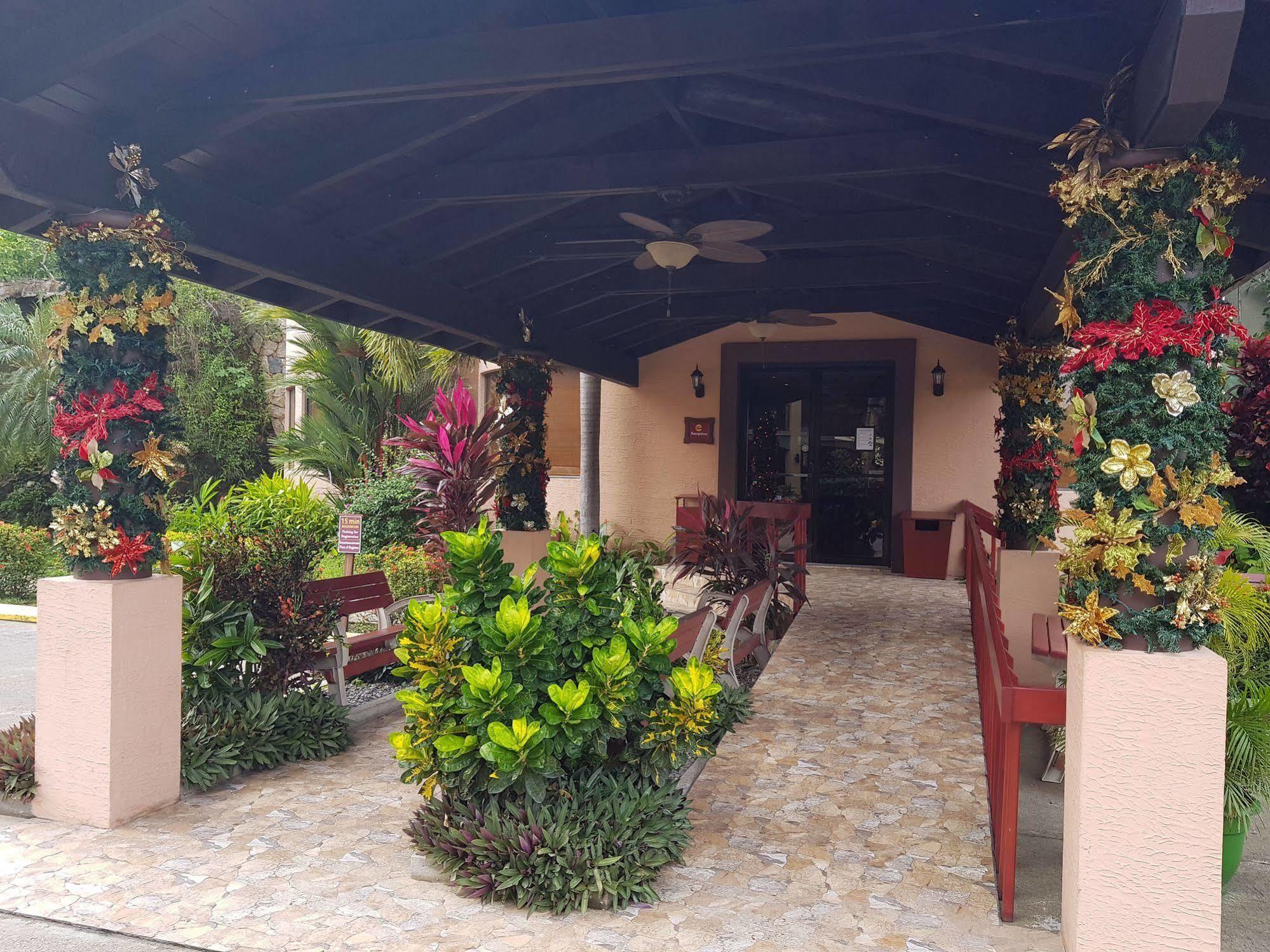 Clarion Suites Roatan At Pineapple Villas French Harbour Exteriör bild