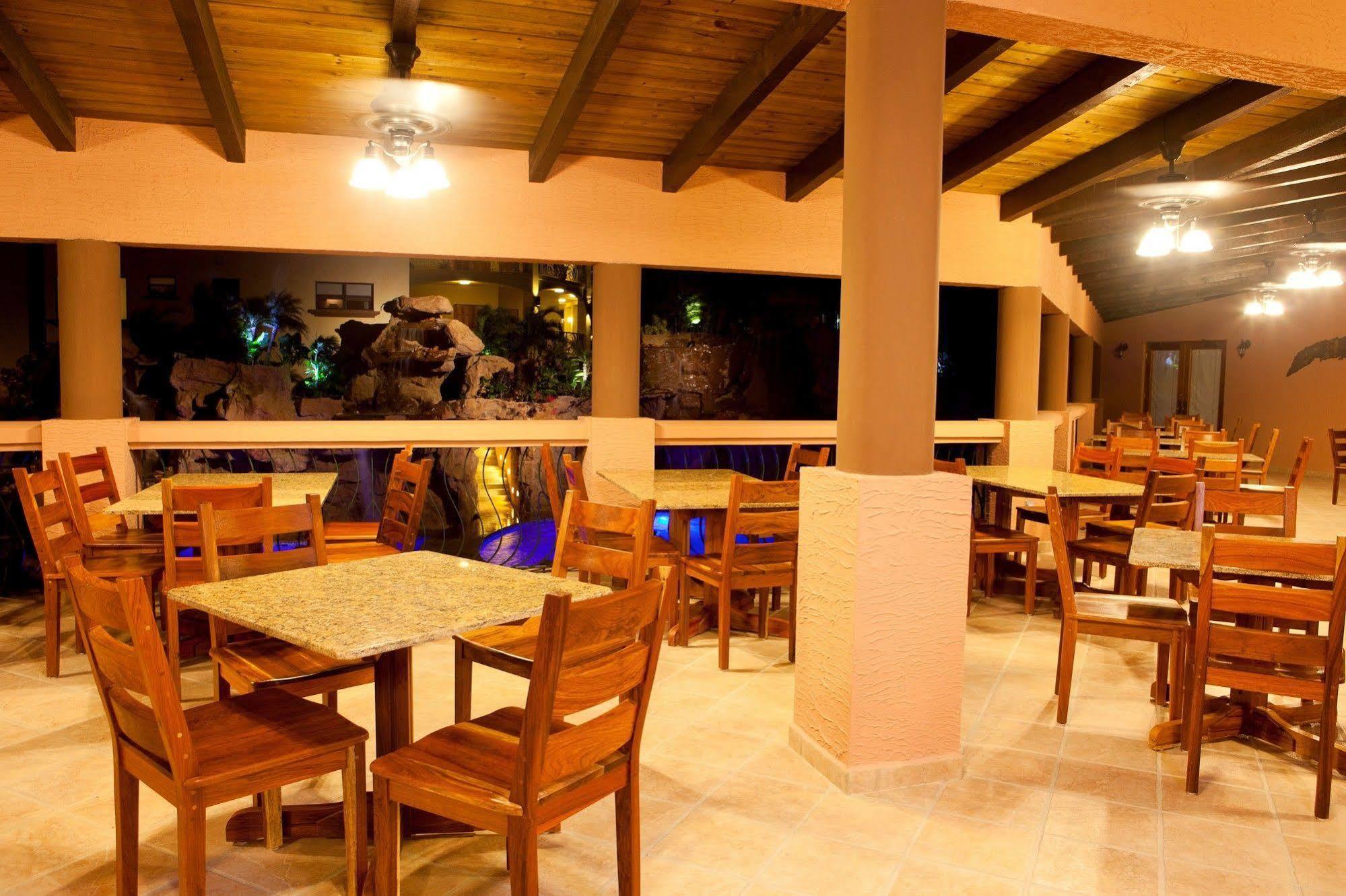 Clarion Suites Roatan At Pineapple Villas French Harbour Exteriör bild